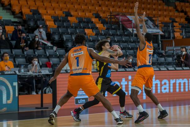 他在防守端 他在防守端