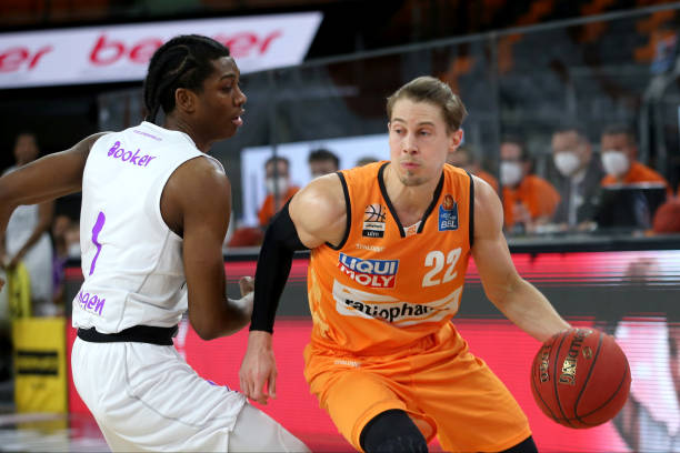 年轻中场的 年轻中场的